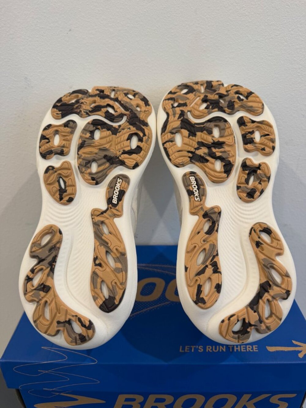 Brooks Adrenaline GTS 25 Women's Size 6 Running Shoes Coconut Tofu Creme New - Picture 4 of 6